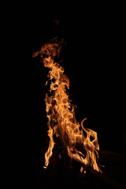 Ateş alevi siyah arkaplanda izole edildi