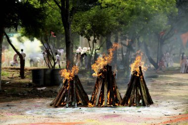 Ateş alevi siyah arkaplanda izole edildi