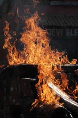 Ateş alevi siyah arkaplanda izole edildi