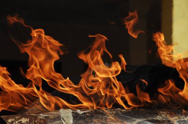 Ateş alevi siyah arkaplanda izole edildi