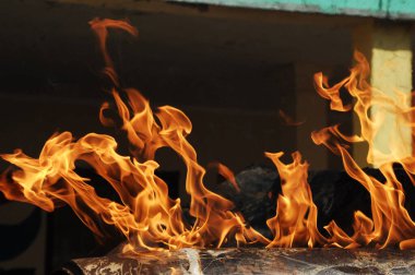Ateş alevi siyah arkaplanda izole edildi