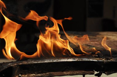 Ateş alevi siyah arkaplanda izole edildi