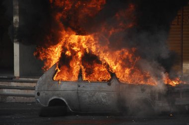 Ateş alevi siyah arkaplanda izole edildi