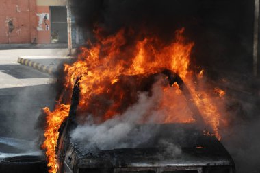 Ateş alevi siyah arkaplanda izole edildi