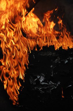 Ateş alevi siyah arkaplanda izole edildi