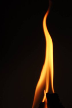 Ateş alevi siyah arkaplanda izole edildi