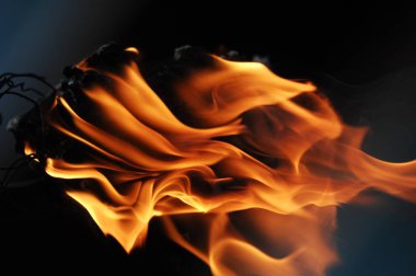 Ateş alevi siyah arkaplanda izole edildi