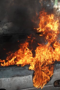 Ateş alevi siyah arkaplanda izole edildi