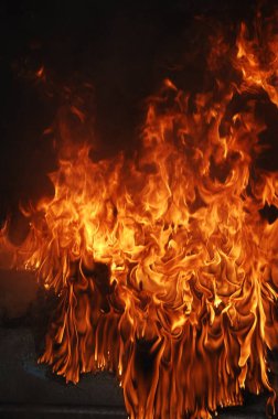 Ateş alevi siyah arkaplanda izole edildi