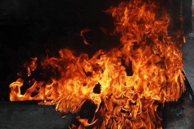 Ateş alevi siyah arkaplanda izole edildi