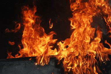 Ateş alevi siyah arkaplanda izole edildi