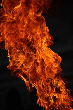 Ateş alevi siyah arkaplanda izole edildi
