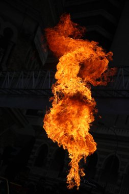 Ateş alevi siyah arkaplanda izole edildi