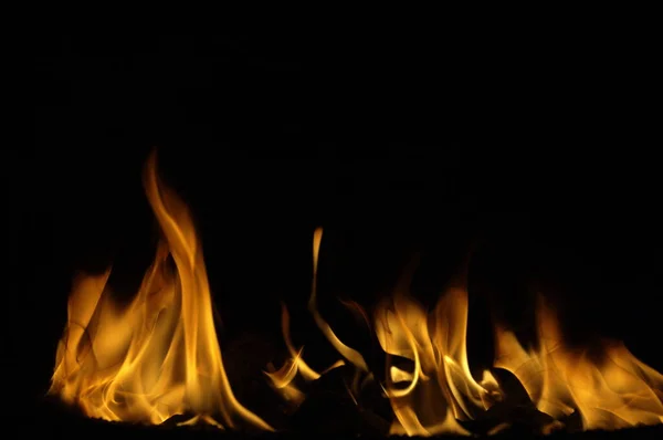 Feuerflamme Isoliert Auf Schwarzem Hintergrund — Stockfoto