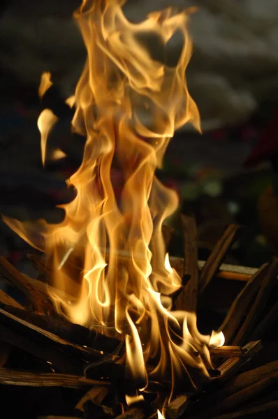 Flamme Feu Isolée Sur Fond Noir — Photo