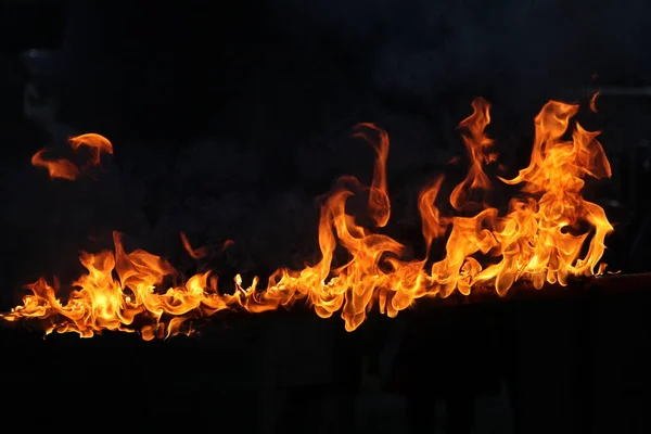 Api Terisolasi Pada Latar Belakang Hitam — Stok Foto