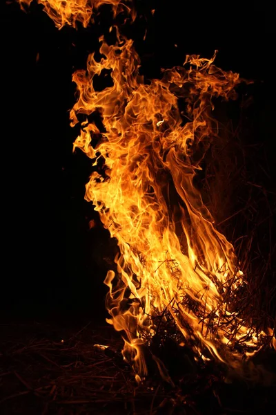 Feuerflamme Isoliert Auf Schwarzem Hintergrund — Stockfoto