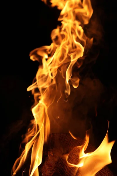 Brand Vlam Geïsoleerd Zwarte Achtergrond — Stockfoto
