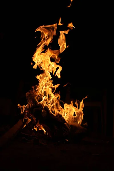 黒地に隔離された炎 — ストック写真