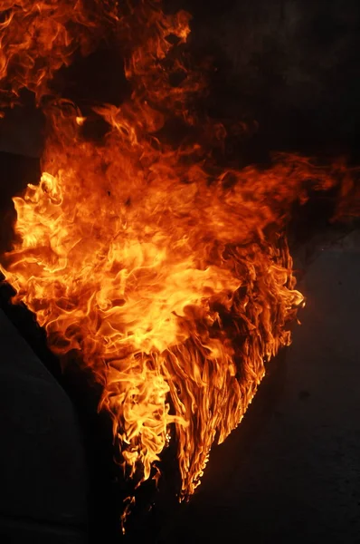 Огненное Пламя Черном Фоне — стоковое фото