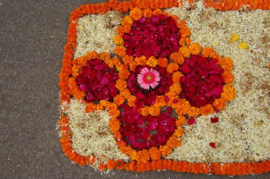 Ev 'de çiçek süslemesi