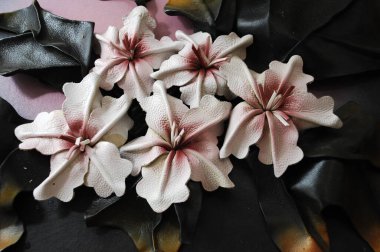 Çiçek dekorasyonu çalışıyor