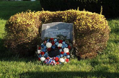 Çiçek dekorasyonu çalışıyor