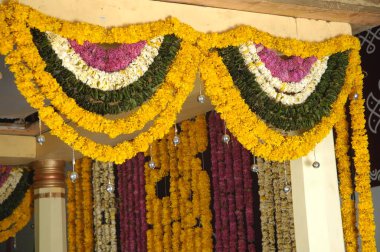 Çiçek dekorasyonu çalışıyor