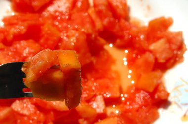 Meyve salatasını kapat.