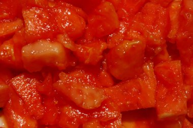 Meyve salatasını kapat.