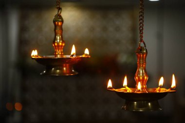 Tapınakta gaz lambaları