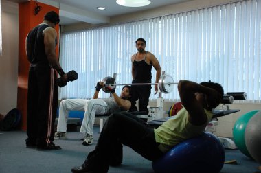Spor salonunda erkek model
