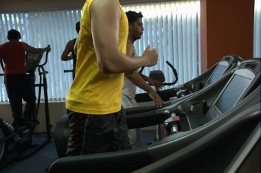 Spor salonunda erkek model