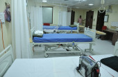 Postele v nemocničním pokoji