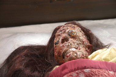 Kadın cesedi. Yakın plan.