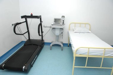 Yataklar hastane odasında.