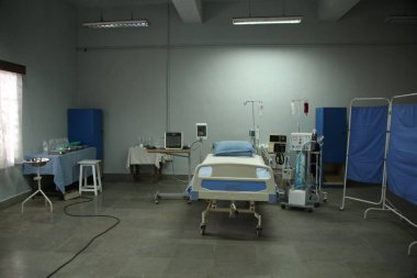 Yataklar hastane odasında.