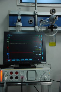 Yoğun bakımda EKG monitörü