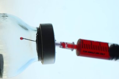 Bir ilaçla enjeksiyon