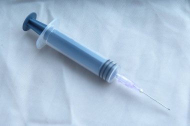 Bir ilaçla enjeksiyon