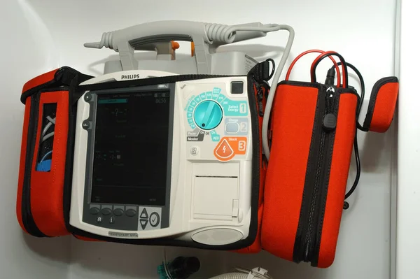 Ambulans Zewnątrz Szpitala — Zdjęcie stockowe
