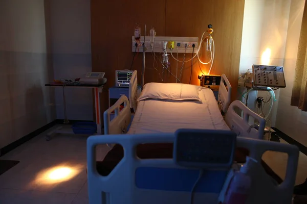 病院の部屋にベッド — ストック写真