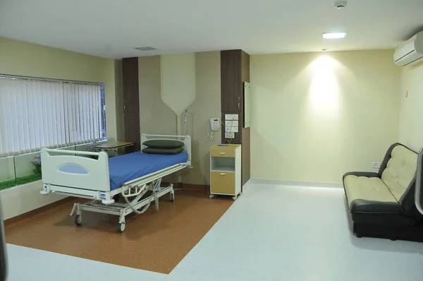 Yataklar Hastane Odasında — Stok fotoğraf