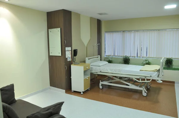 Ліжко Лікарняній Палаті — стокове фото