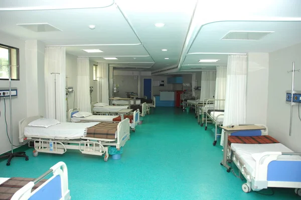 Yataklar hastane odasında.
