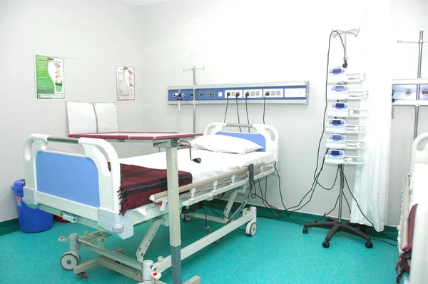 Κρεβάτια Στο Δωμάτιο Του Νοσοκομείου — Φωτογραφία Αρχείου