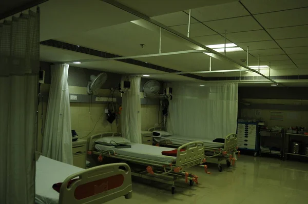 Yataklar hastane odasında.