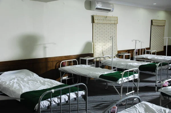 Yataklar Hastane Odasında — Stok fotoğraf