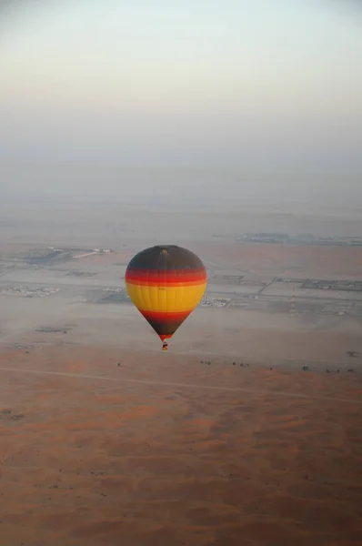 Hot Air Μπαλόνι Επιπλέει Πάνω Από Την Άμμο Της Ερήμου — Φωτογραφία Αρχείου