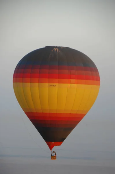 Ballon Air Chaud Flottant Sur Sable Désert — Photo